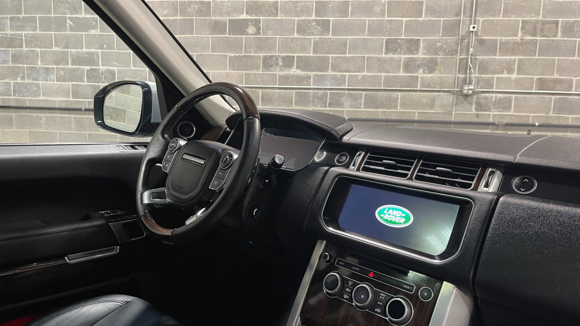 Used 2017 Land Rover Range Rover image 17