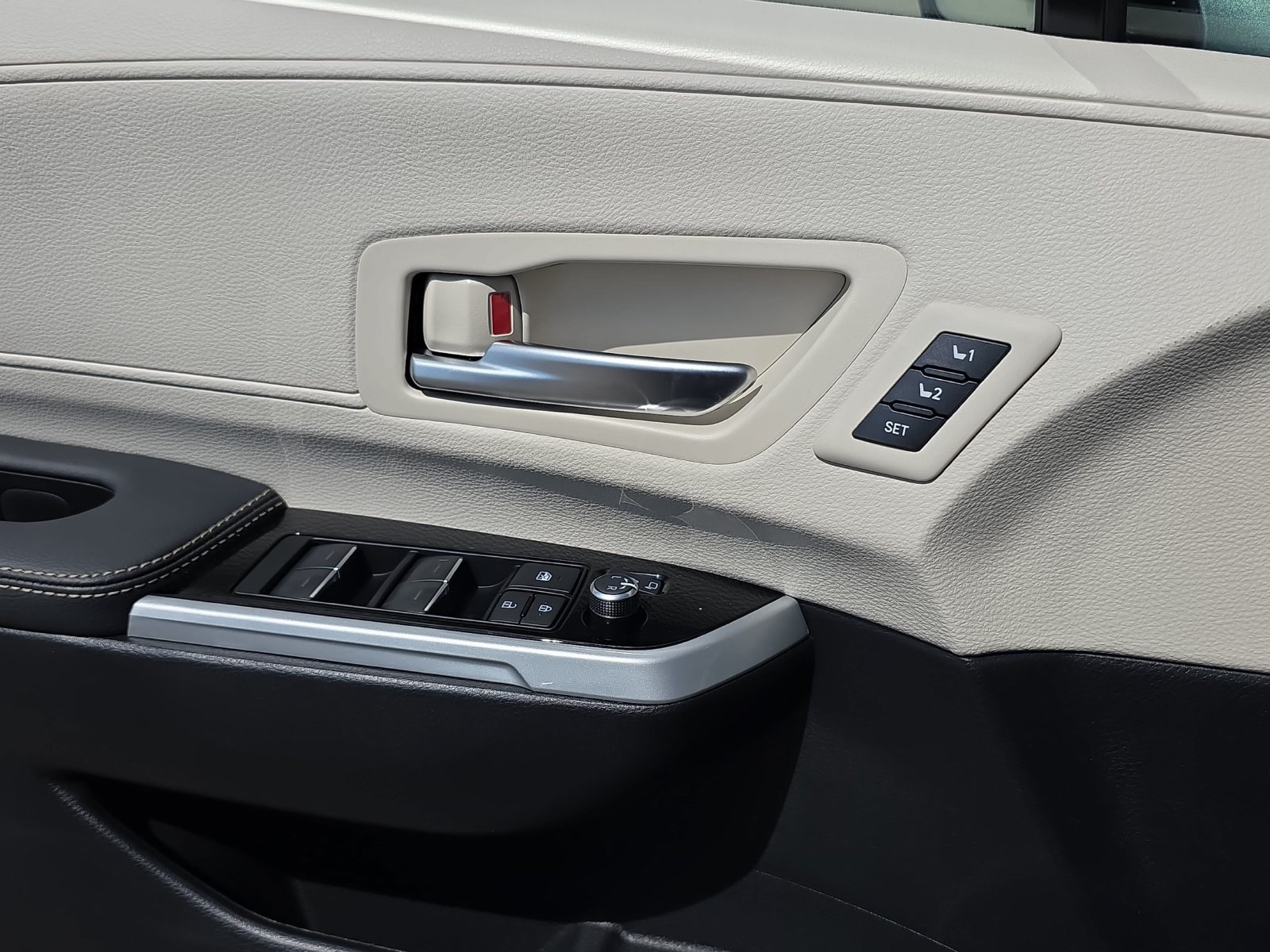 New 2026 Toyota Sienna Limited FWD image 24