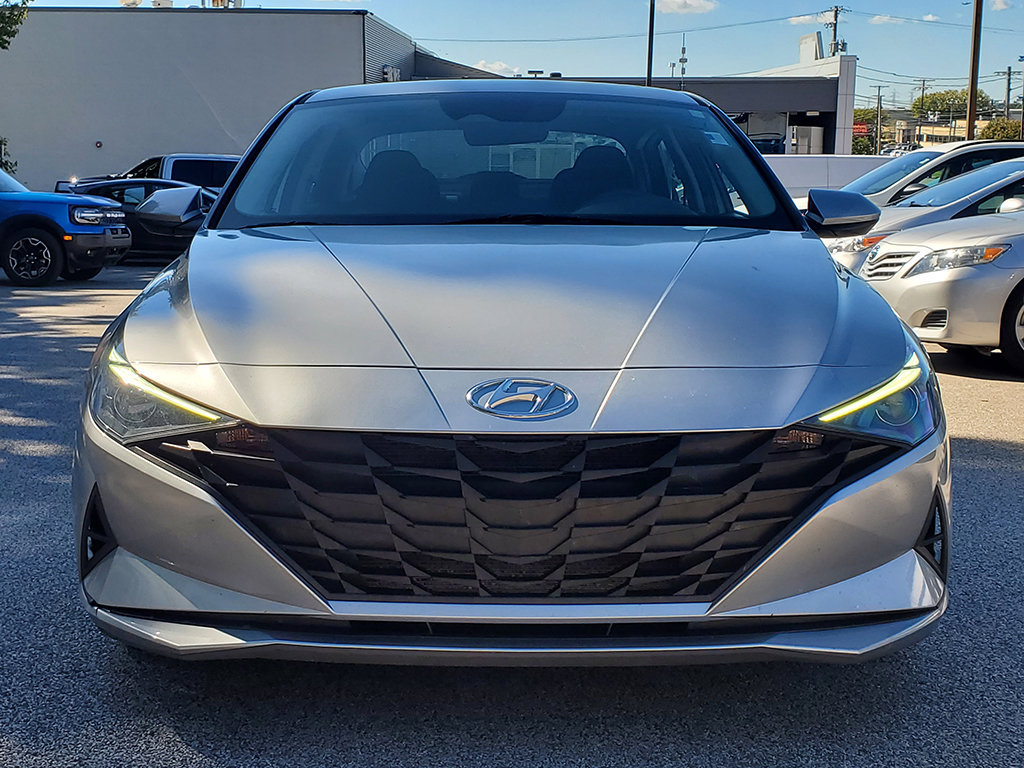 Used 2022 Hyundai Elantra SE FWD image 2