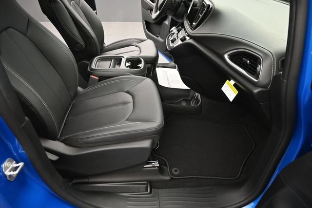 New 2027 Chrysler Pacifica Select AWD/4WD image 23