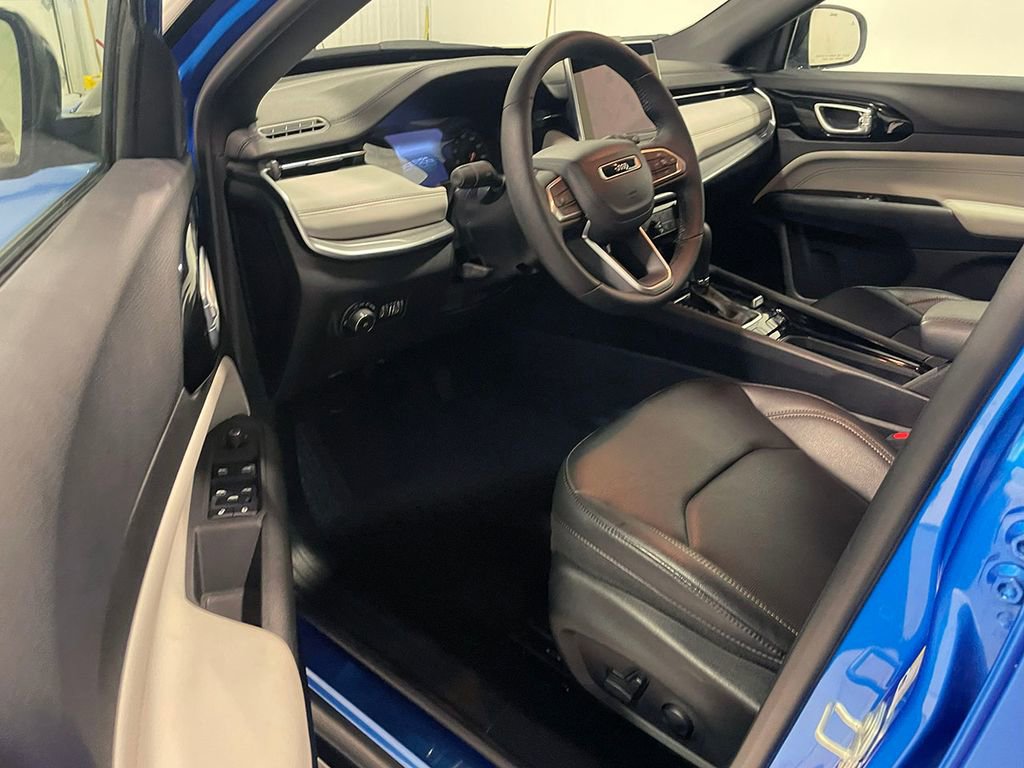 Used 2024 Jeep Compass Limited image 17