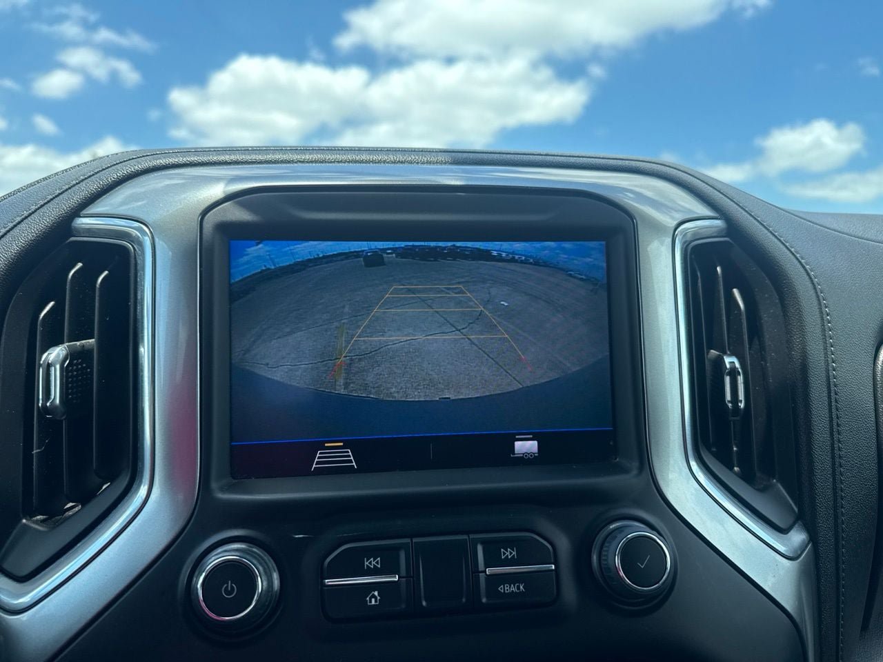 Used 2022 Chevrolet Silverado 1500 LT AWD/4WD image 40