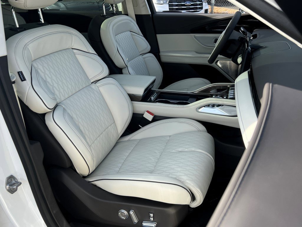 New 2026 Lincoln Nautilus Black Label w/ Jet Appearance Package AWD/4WD image 8