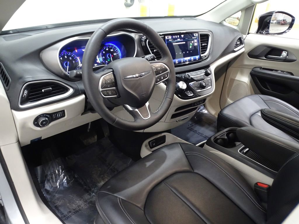 Used 2024 Chrysler Pacifica Touring-L image 27