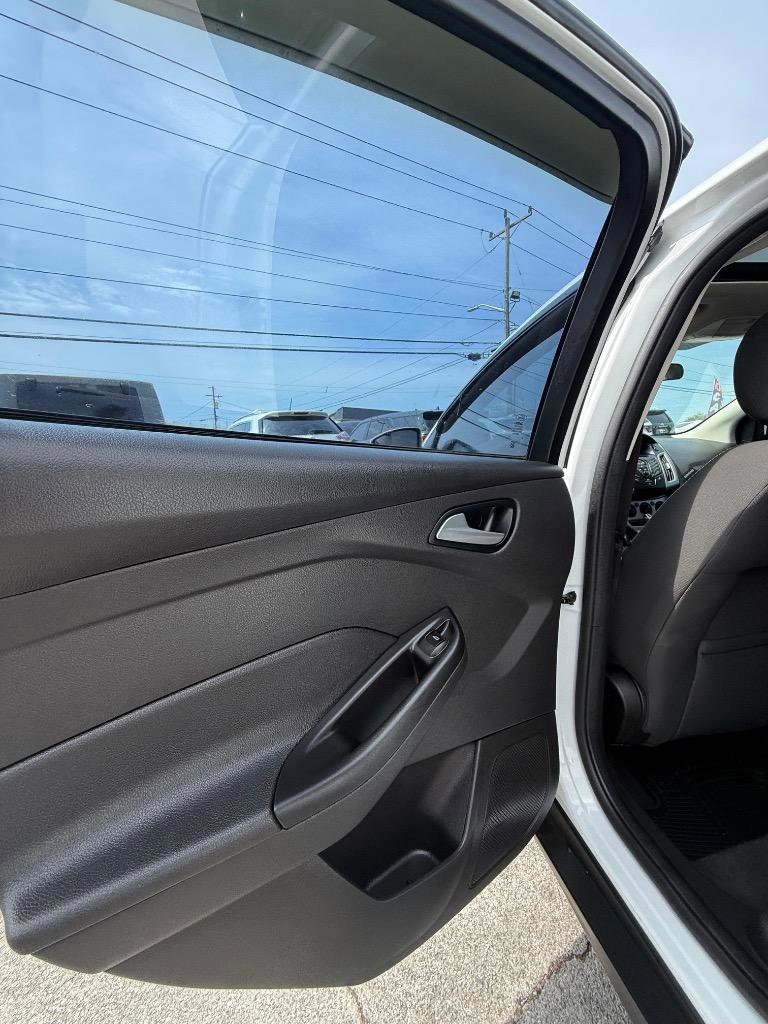 Used 2013 Ford Focus SE w/ SE Winter Pkg FWD image 19