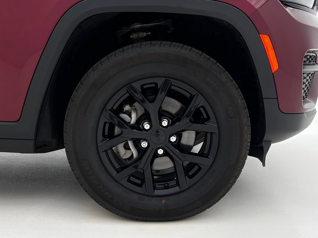 Used 2025 Jeep Grand Cherokee Altitude AWD/4WD image 29