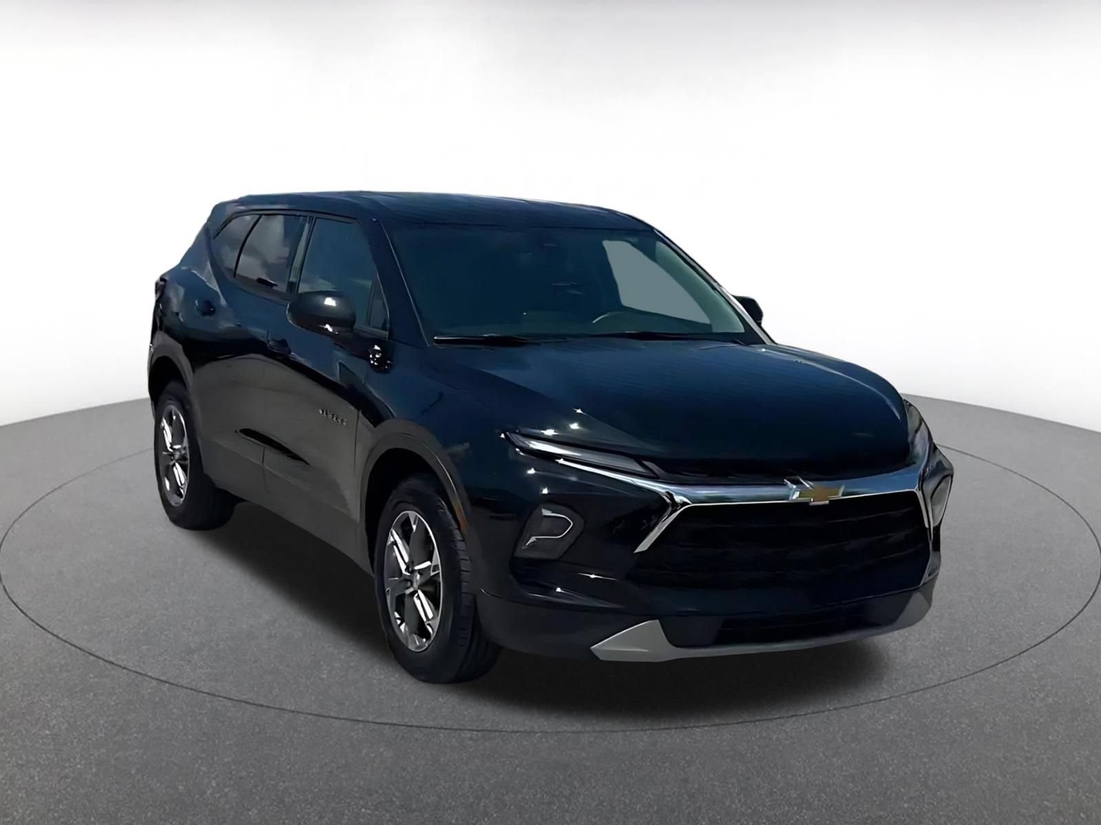 Used 2025 Chevrolet Blazer LT FWD image 3