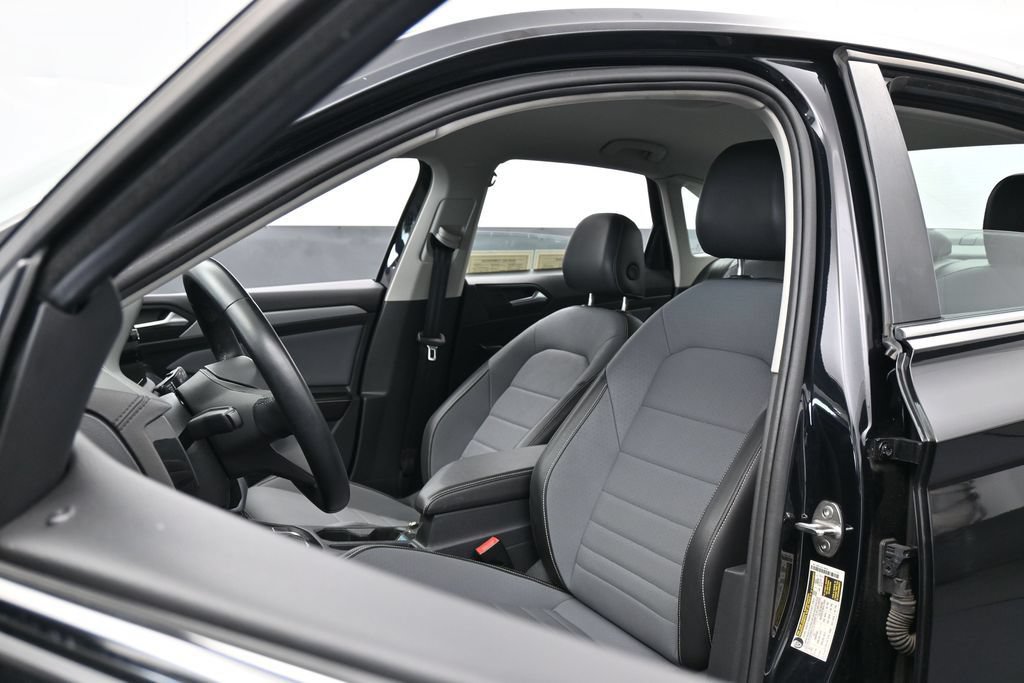 Used 2025 Volkswagen Jetta SE FWD image 10