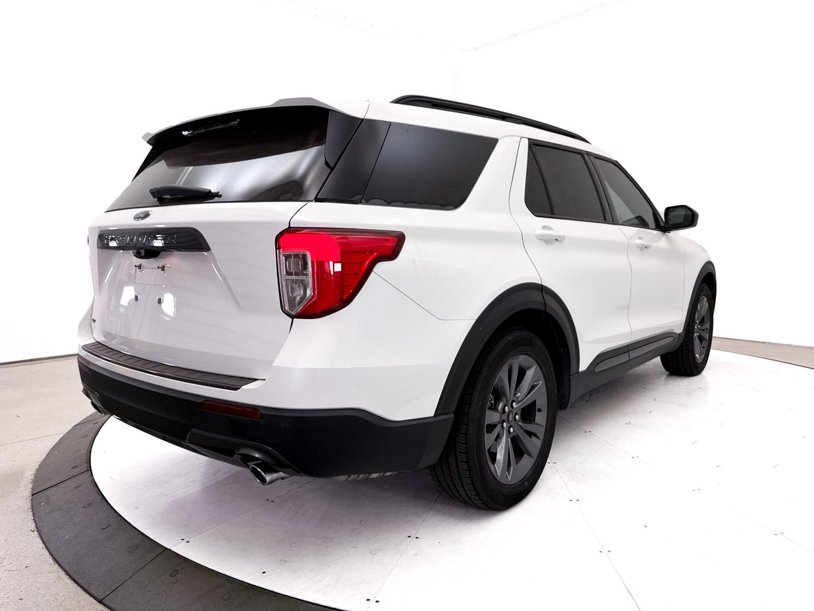 Used 2021 Ford Explorer XLT w/ Equipment Group 202A RWD image 18