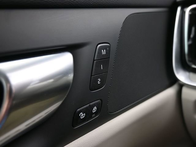 Used 2023 Volvo V60 B5 Cross Country Plus image 28