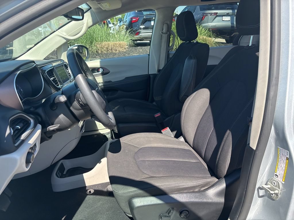 Used 2023 Chrysler Voyager LX FWD image 6