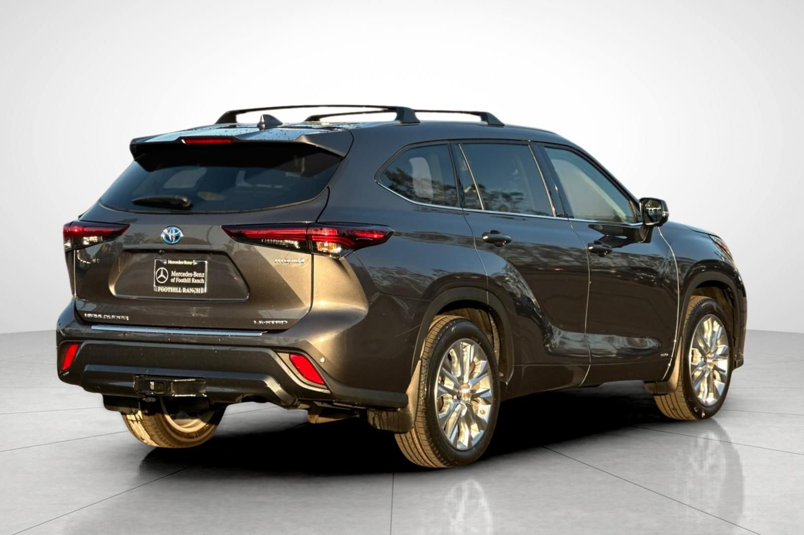 Used 2024 Toyota Highlander Limited image 3