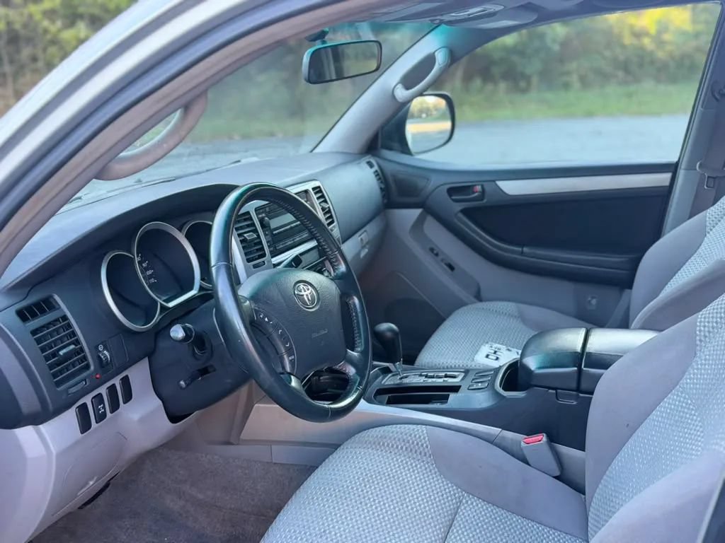 Used 2006 Toyota 4Runner SR5 AWD/4WD image 10
