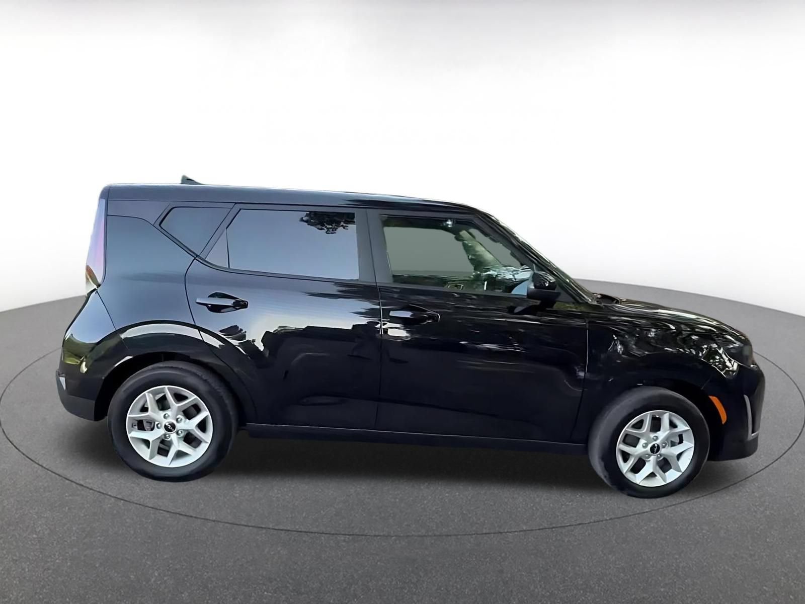 Used 2025 Kia Soul LX w/ LX Technology Package FWD image 16