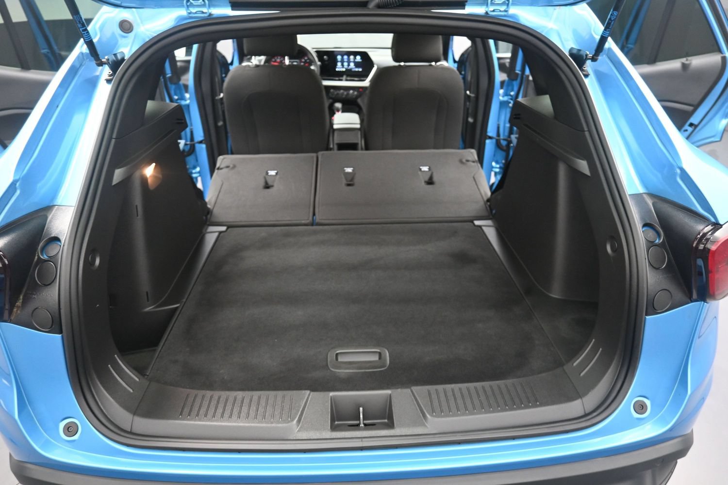 Used 2025 Chevrolet Trax RS w/ Sunroof Package FWD image 35