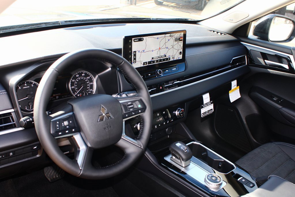 New 2026 Mitsubishi Outlander SE image 2