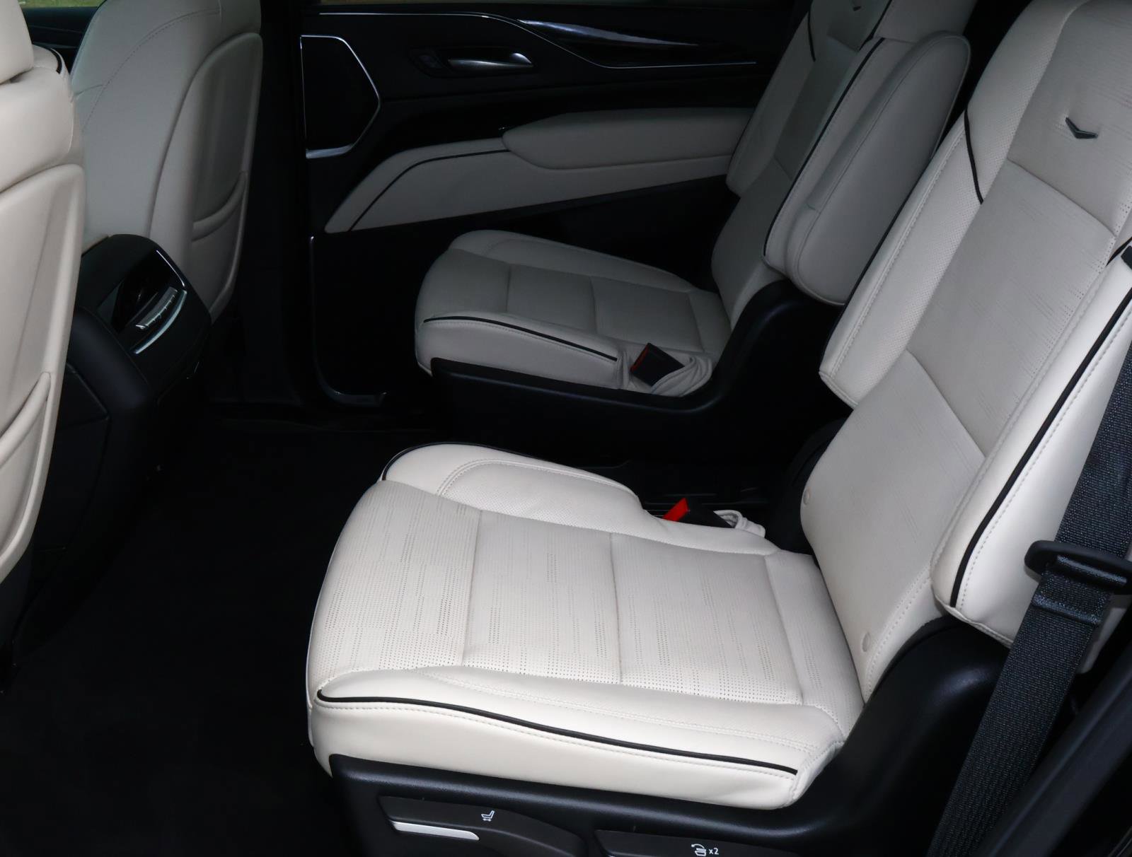 Used 2024 Cadillac Escalade Sport w/ LPO, ONYX Package image 22