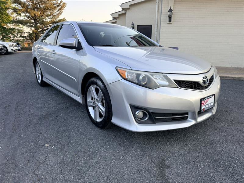 Used 2013 Toyota Camry SE w/ Preferred Accessory Pkg FWD image 3