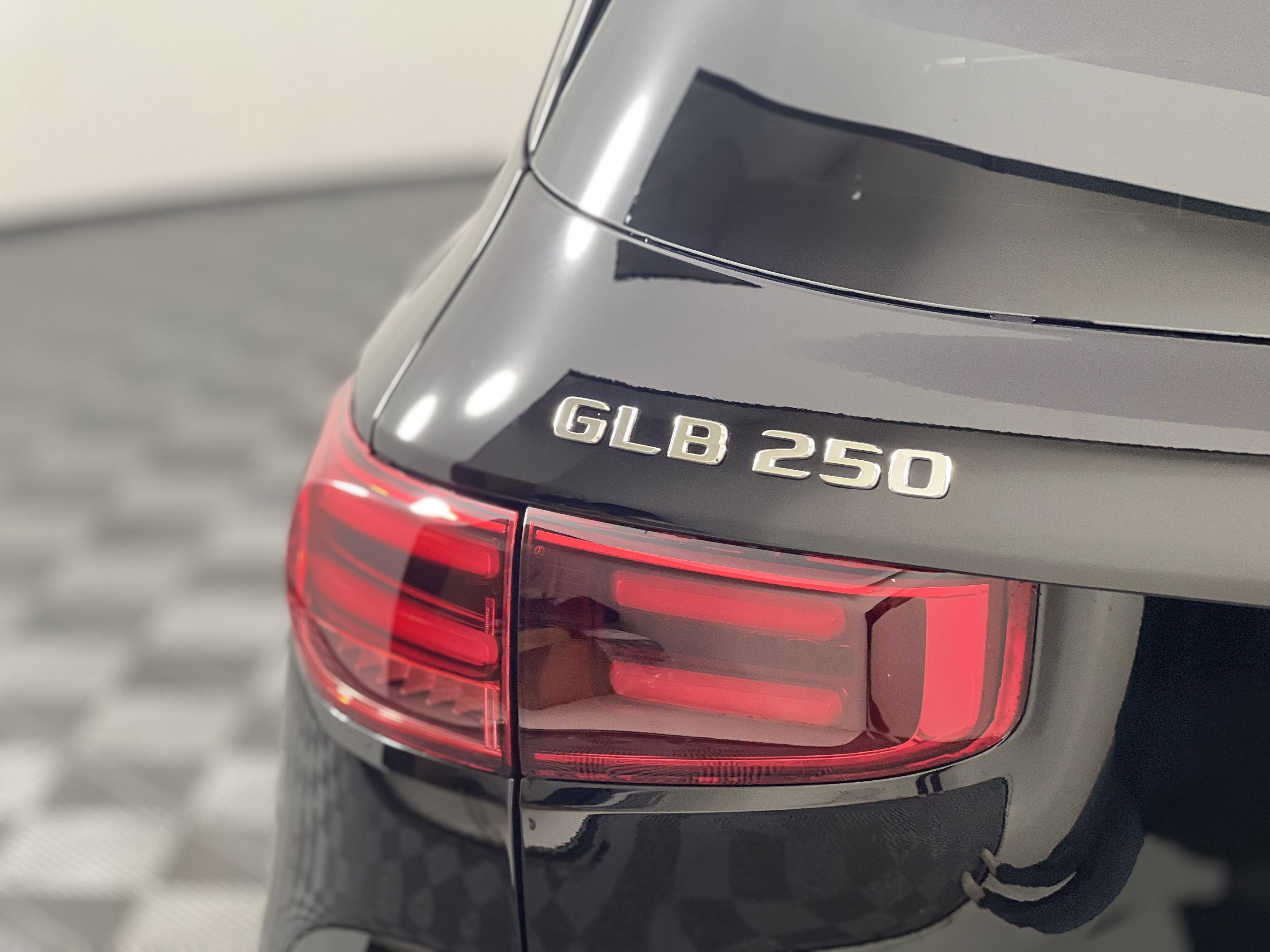 Used 2025 Mercedes-Benz GLB 250 4MATIC image 12