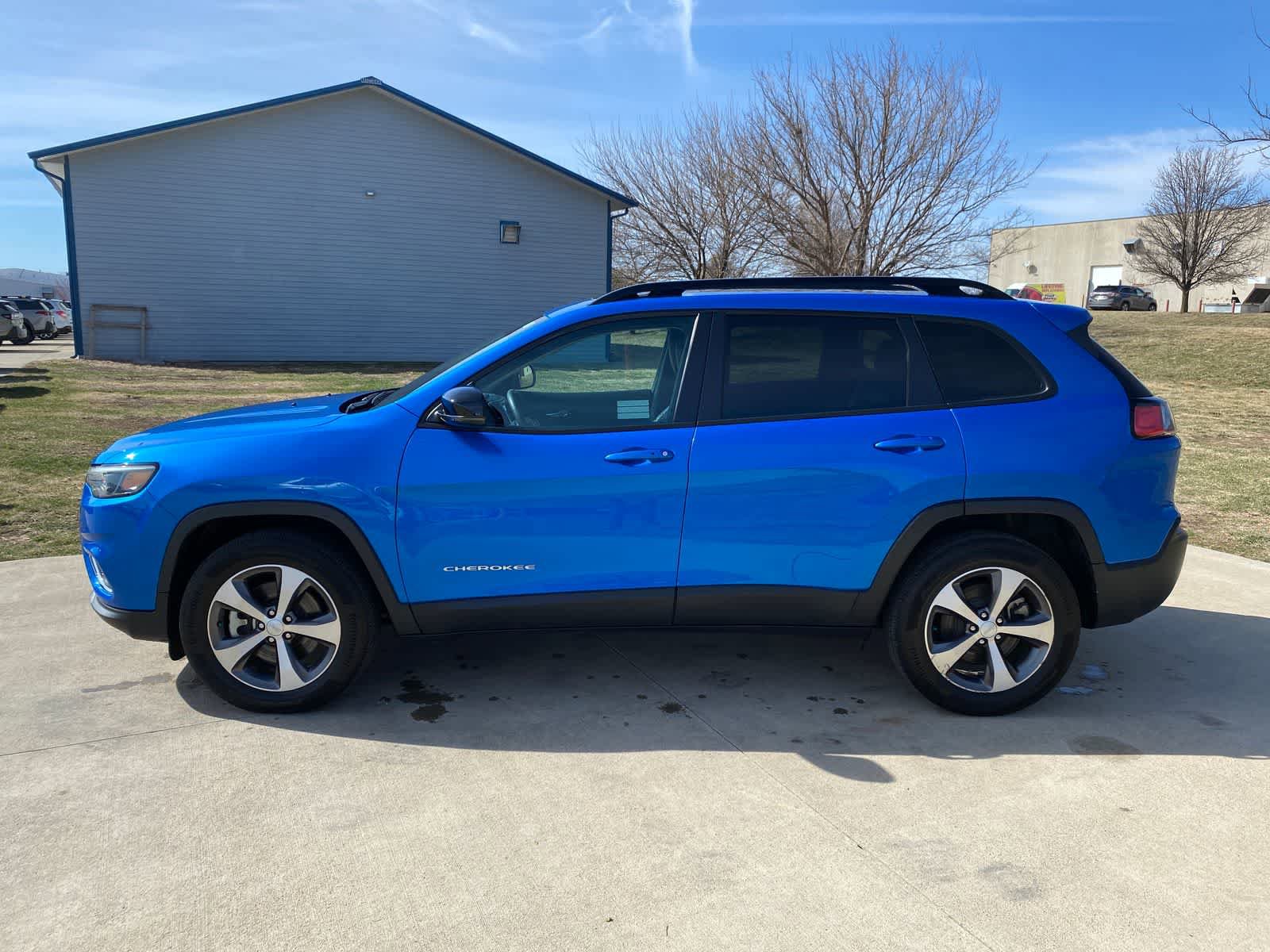 Used 2022 Jeep Cherokee Limited image 3