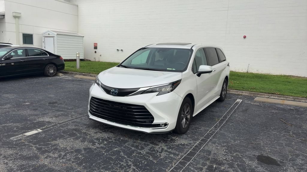 Used 2024 Toyota Sienna XLE FWD image 2