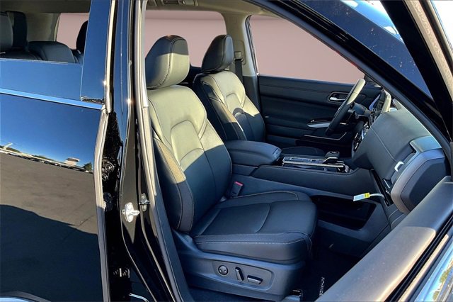 New 2025 Nissan Pathfinder SL image 11