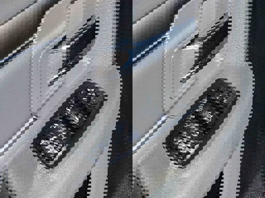 Used 2017 RAM 3500 SLT w/ Luxury Group image 28