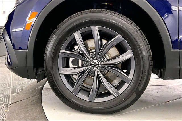 Used 2023 Volkswagen Tiguan SE w/ Panoramic Sunroof Package image 9