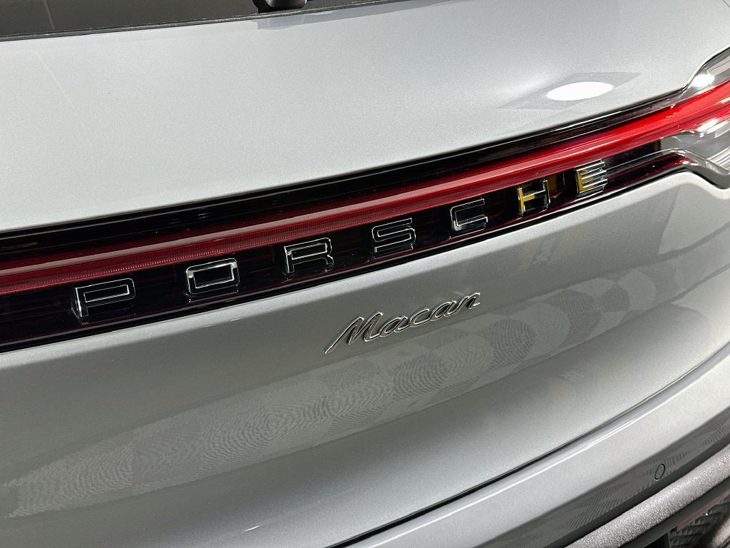 Certified 2024 Porsche Macan AWD/4WD image 34