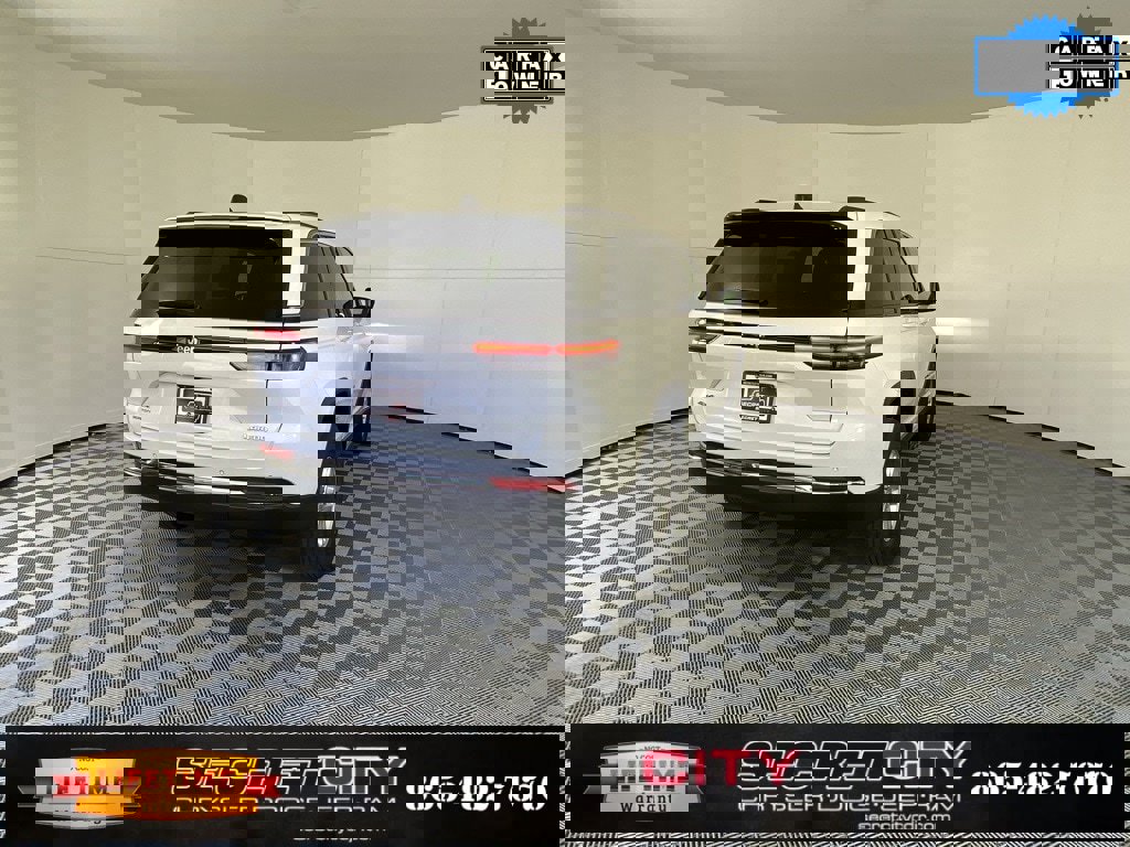 Used 2023 Jeep Grand Cherokee Laredo image 7