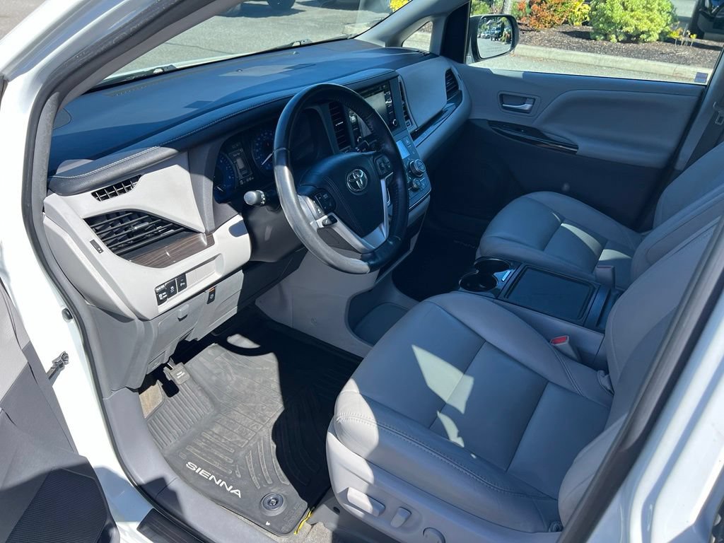 Used 2018 Toyota Sienna XLE w/ XLE Navigation Package FWD image 12
