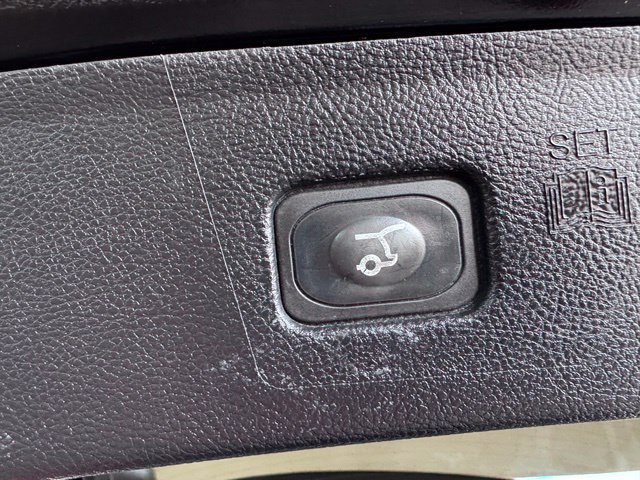 Used 2016 Ford Edge Titanium FWD image 23
