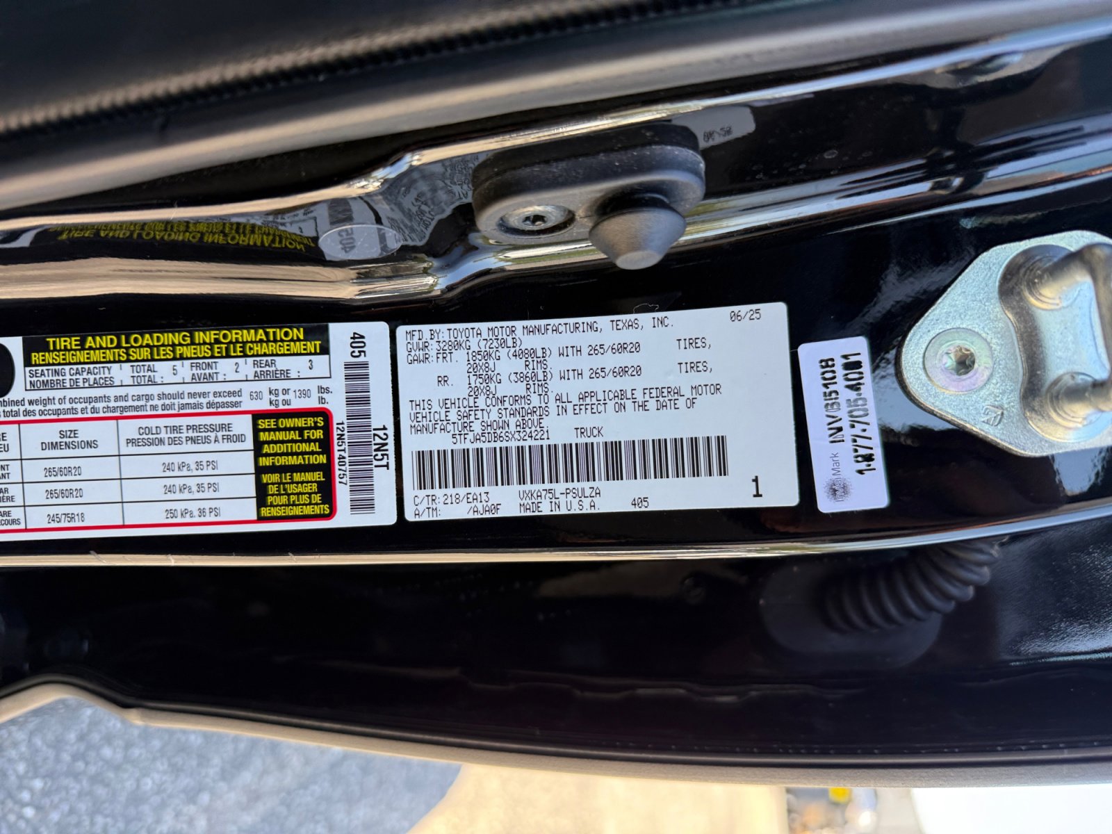 Used 2025 Toyota Tundra Limited AWD/4WD image 23