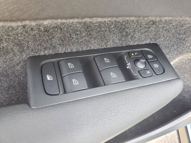 Certified 2025 Volvo XC40 B5 Plus AWD/4WD image 12