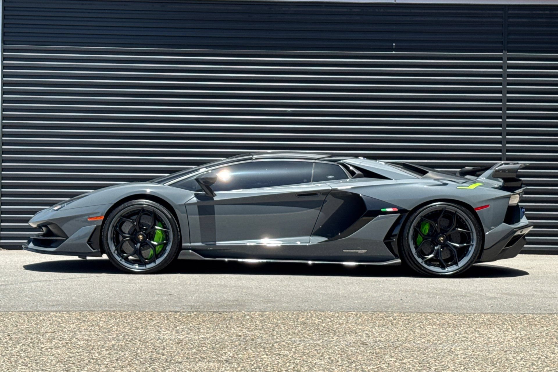 Used 2020 Lamborghini Aventador SVJ AWD/4WD image 2