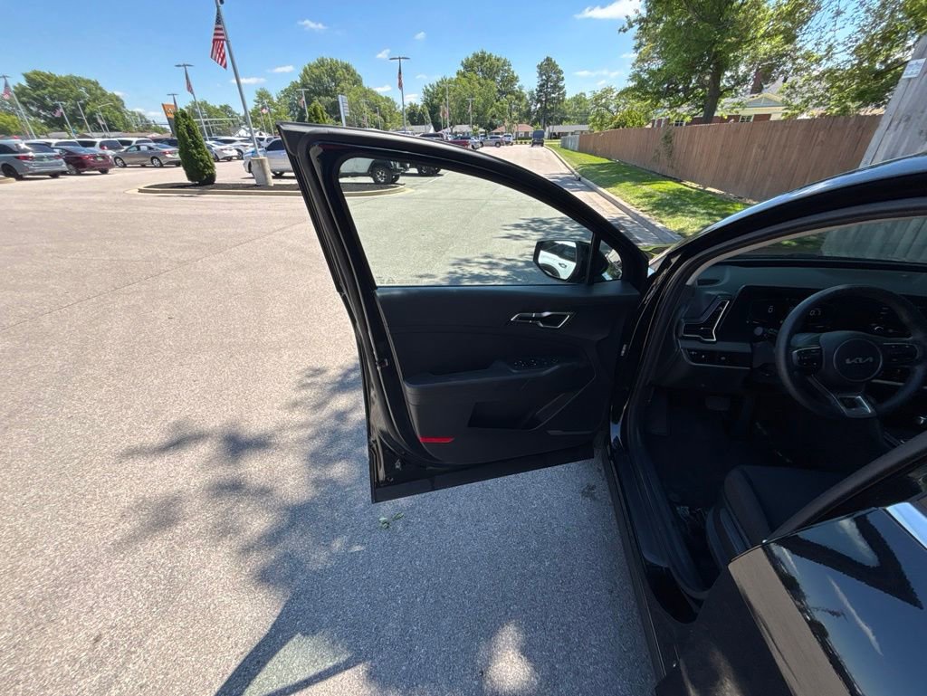Used 2025 Kia Sportage LX FWD image 21