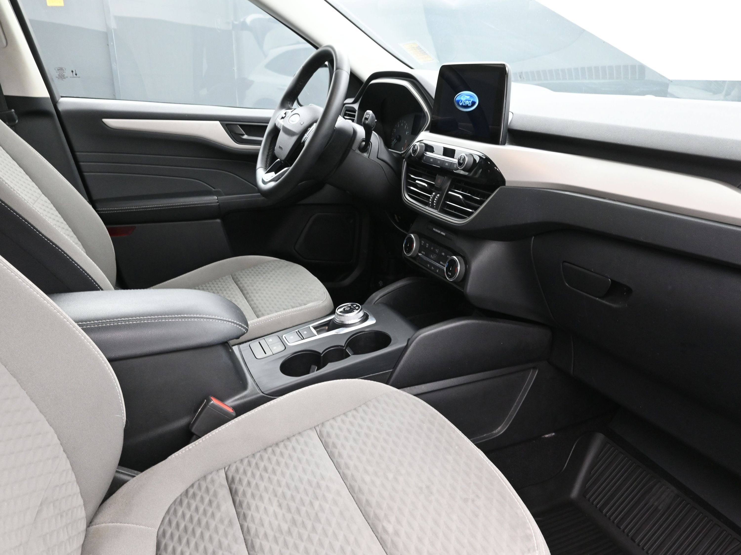 Used 2022 Ford Escape SE w/ SE Sport Appearance Package image 25