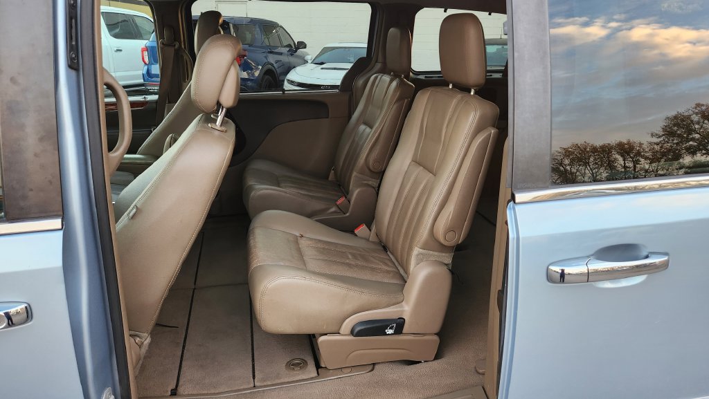 Used 2012 Chrysler Town & Country Touring-L w/ Entertainment Group #2 FWD image 31