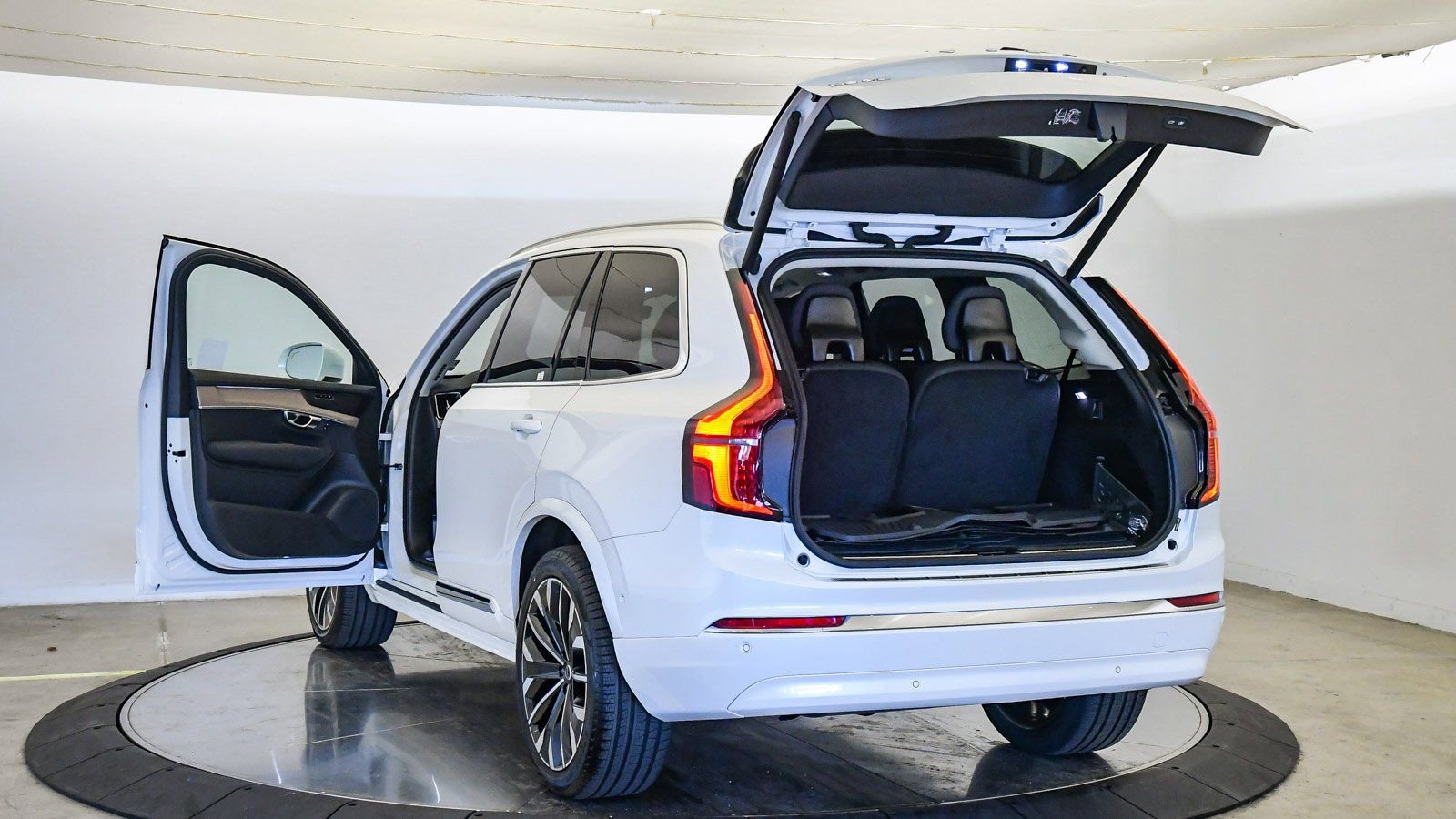 Certified 2025 Volvo XC90 B6 Plus w/ Protection Package Premier image 29