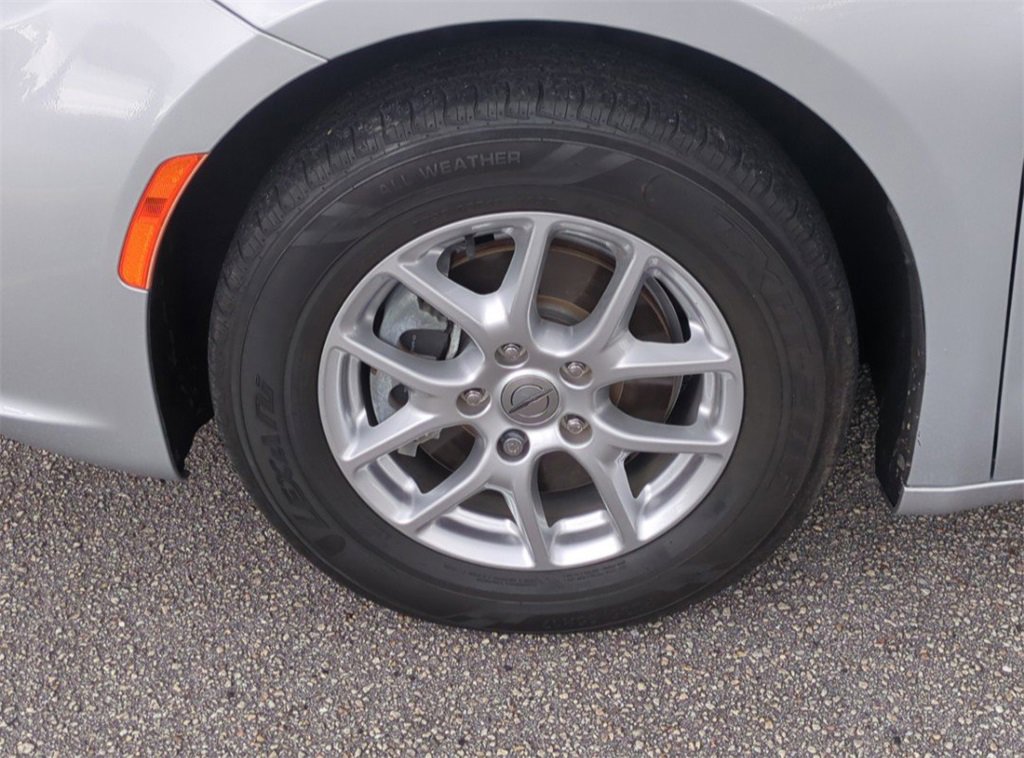 Used 2023 Chrysler Pacifica Touring-L image 11