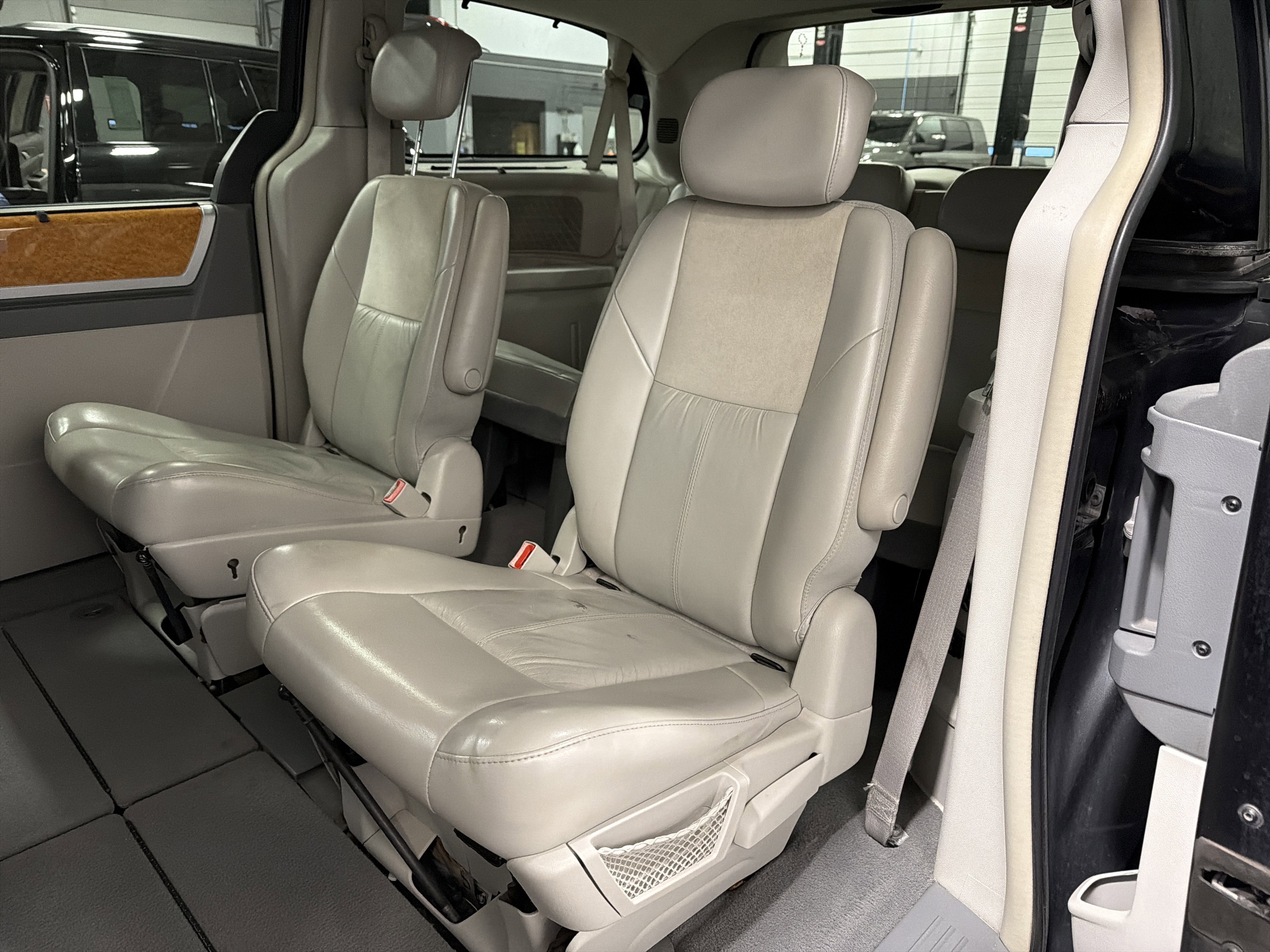 Used 2009 Chrysler Town & Country Limited w/ Entertainment Group #3 image 8