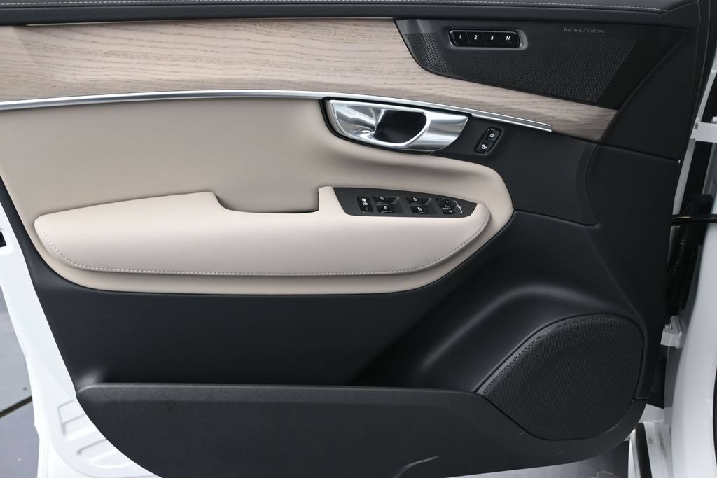New 2026 Volvo XC90 T8 Plus w/ Protection Package Premier AWD/4WD image 10