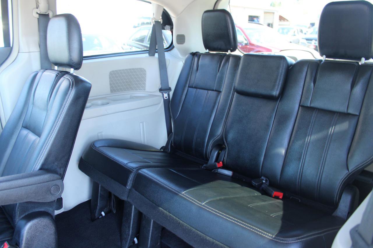 Used 2016 Chrysler Town & Country Touring FWD image 14