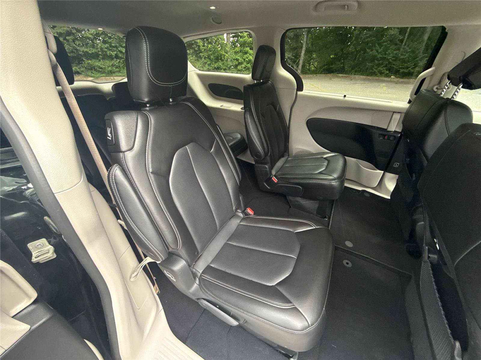 Used 2023 Chrysler Pacifica Touring-L FWD image 31