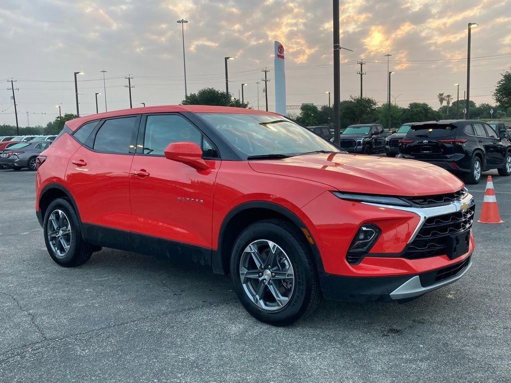 Used 2025 Chevrolet Blazer LT FWD image 2