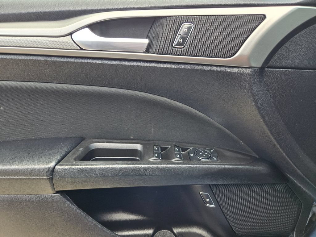 Used 2019 Ford Fusion SE FWD image 15