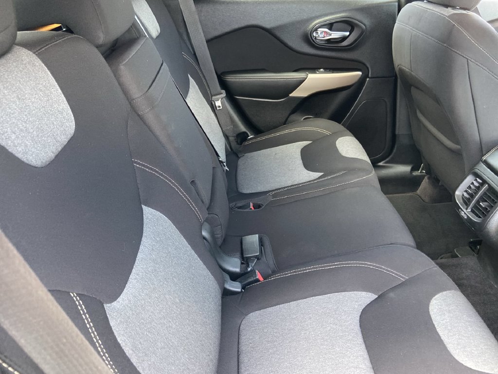 Used 2018 Jeep Cherokee Latitude w/ Safety Group FWD image 22