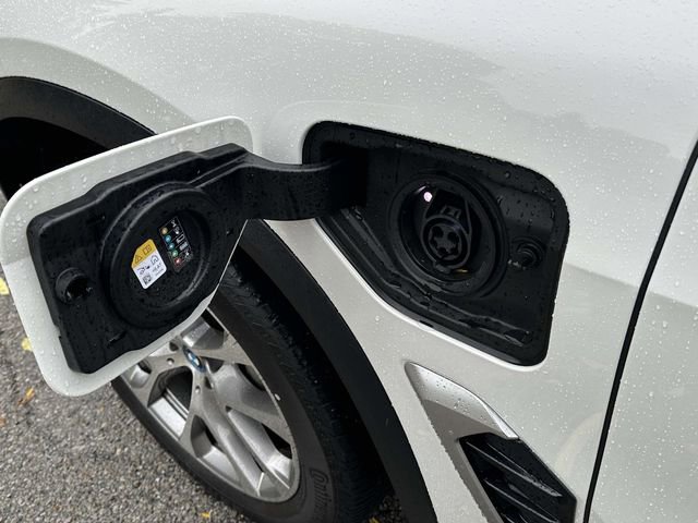 Certified 2025 BMW X5 xDrive50e w/ Premium Package image 16