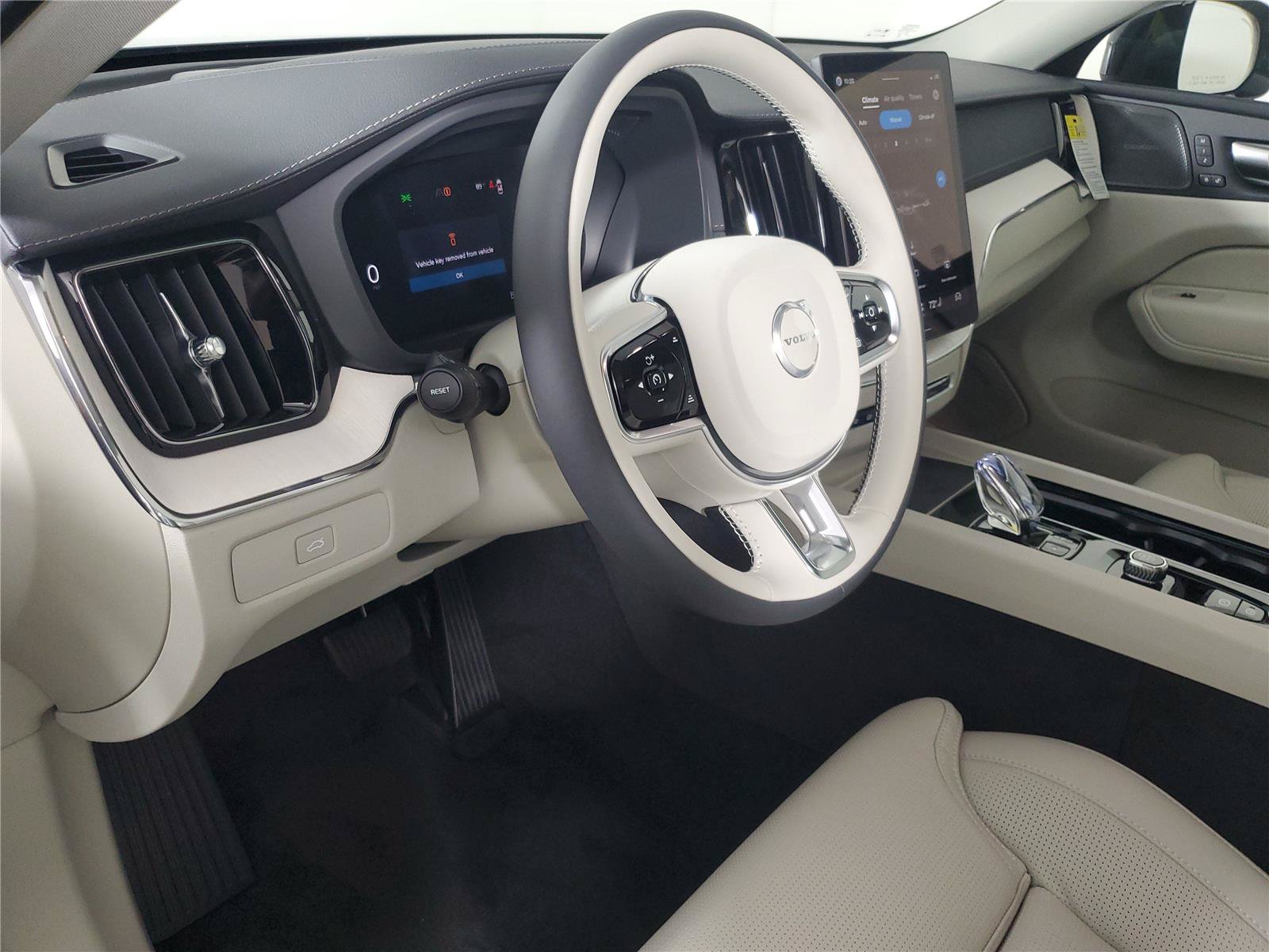 New 2026 Volvo XC60 B5 Ultra w/ Protection Package Premier AWD/4WD image 24
