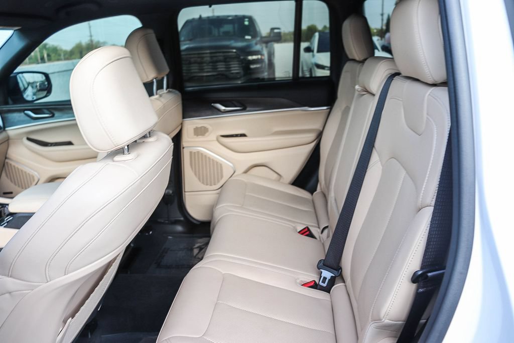 Used 2023 Jeep Grand Cherokee Limited w/ Luxury Tech Group II AWD/4WD image 22